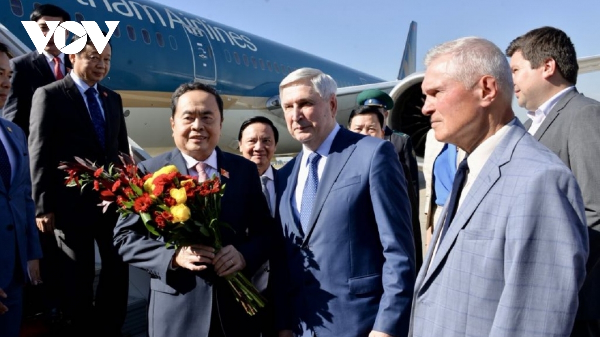 Top Vietnamese legislator arrives in Moscow for Russia visit